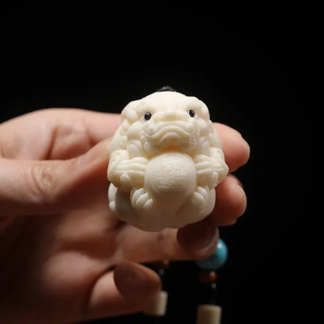 嫒柯 新中式国风国潮好运连连八方来财诸事顺遂轻奢百搭幸运湘工雕刻摆件车载来财#好运 象牙果 手把件 男女同款情侣款