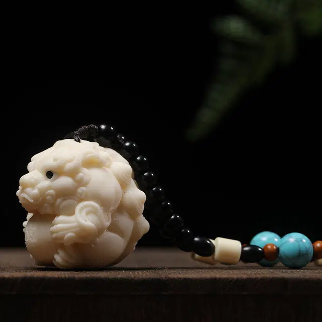 嫒柯 新中式国风国潮好运连连八方来财诸事顺遂轻奢百搭幸运湘工雕刻摆件车载来财#好运 象牙果 手把件 男女同款情侣款