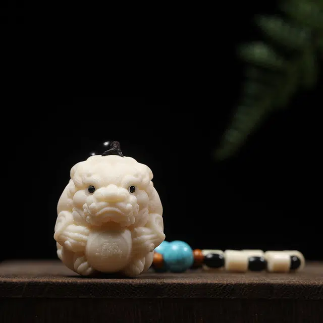 嫒柯 新中式国风国潮好运连连八方来财诸事顺遂轻奢百搭幸运湘工雕刻摆件车载来财#好运 象牙果 手把件 男女同款情侣款