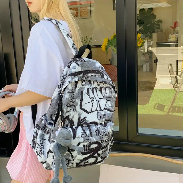 泰格奴 涂鸦精美机能通勤旅行小清新轻便高颜值大容量背包初中高中大学生上课百搭书包 尼龙布 双肩包 男女同款情侣款 灰白色/黑白色