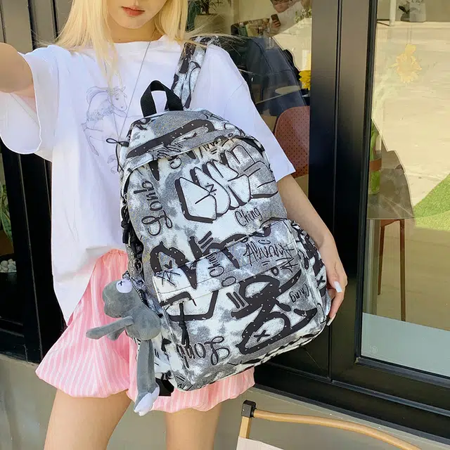 泰格奴 涂鸦精美机能通勤旅行小清新轻便高颜值大容量背包初中高中大学生上课百搭书包 尼龙布 双肩包 男女同款情侣款 灰白色/黑白色