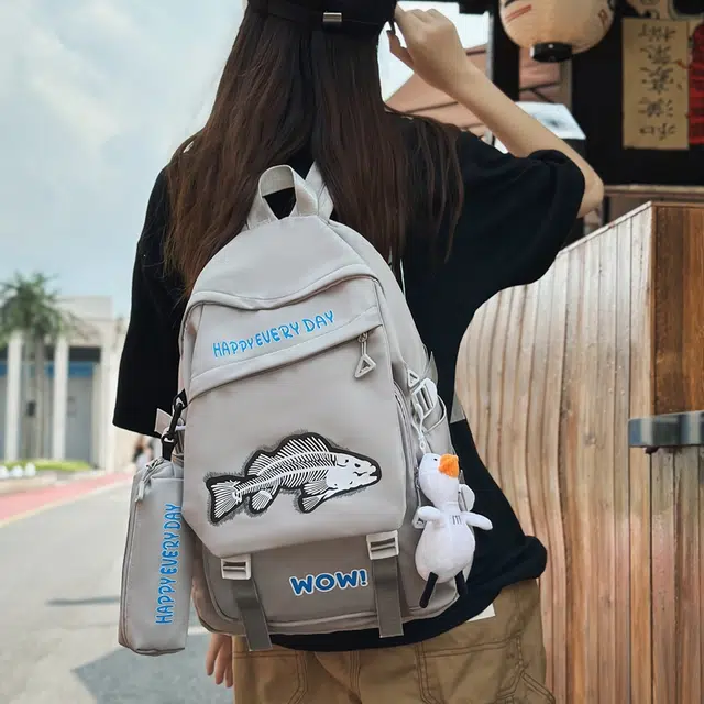 泰格奴 开学书包高颜值大容量卡通字母鱼骨图案校园风女高中生大学生美式背包 尼龙 双肩包 常规 男女同款情侣款 灰色/蓝色/黑色/绿色