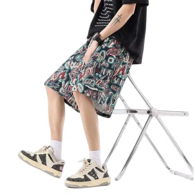 加荣 过膝涂鸦刺绣短裤男夏季轻薄透气潮牌青少年日常出行通勤百搭运动裤小众设计感大码宽松休闲松紧腰五分中裤外穿休闲短裤 男女同款