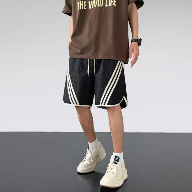永言 三条杠男夏季薄款冰丝裤五分中裤美式高街痞帅篮球运动裤子 休闲短裤 男女同款