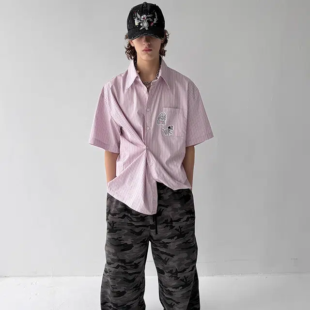 永言 夏季趣味粉色卡通贴纸印花清爽条纹宽松休闲短袖衬衫 男女同款