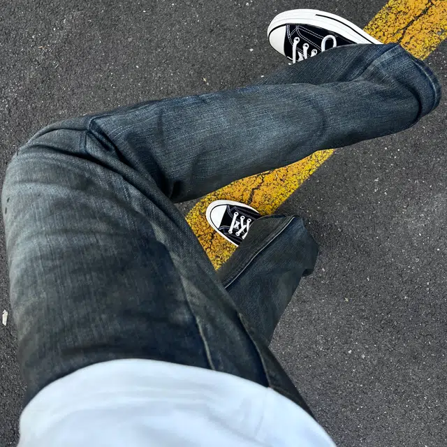 冈哉 美式潮流潮牌喷溅泼墨撞色高街纽扣设计垂感窄版宽松直筒时尚日系个性日常通勤弯刀纯色基础款休闲牛仔裤 男女同款