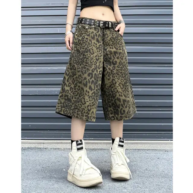 冈哉 美式街头豹纹满印设计日常通勤休闲百搭宽松潮流五分裤复古阔腿工装短裤 男女同款