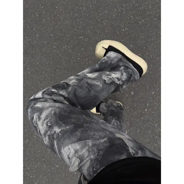 冈哉 美式潮流潮牌水墨泼墨撞色高街纽扣设计垂感窄版宽松直筒时尚日系个性日常通勤弯刀纯色基础款休闲牛仔裤 男女同款