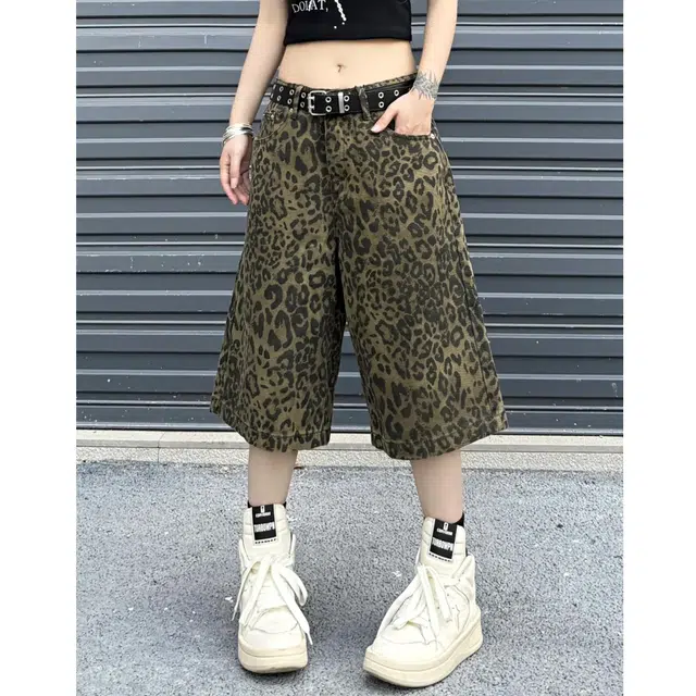 冈哉 美式街头豹纹满印设计日常通勤休闲百搭宽松潮流五分裤复古阔腿工装短裤 男女同款