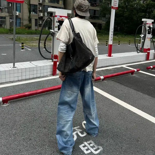 冈哉 美式复古高街潮流潮牌小众猫爪痕纹路设计个性水洗阔腿做旧弯刀百搭痞帅垂感宽松直筒日常通勤牛仔裤 男女同款