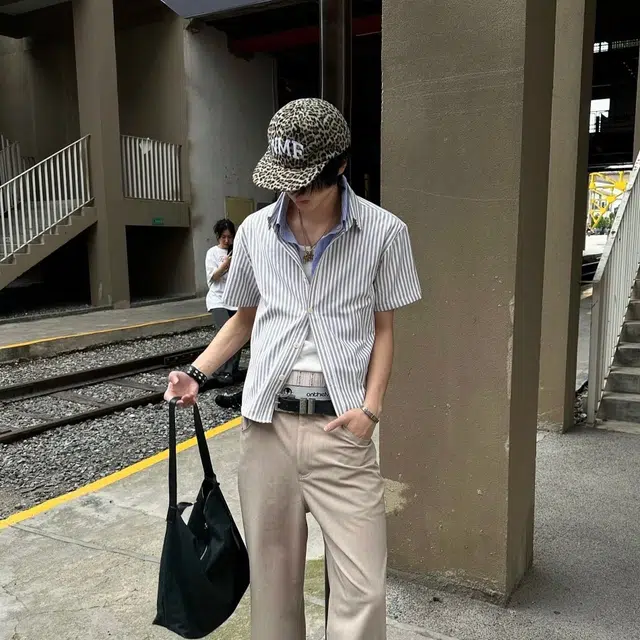 冈哉 韩版潮流个性百搭垂感时尚竖条纹简约舒适基础款短袖袖痞帅衬衣慵懒感外套上衣宽松翻领纽扣衬衫 男女同款