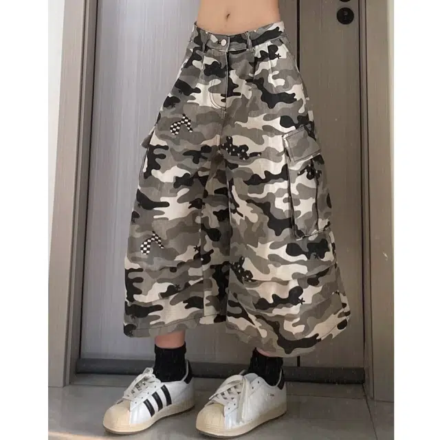 冈哉 美式复古多口袋褶皱迷彩拼色拼接七分裤设计户外通勤直筒阔腿宽松显瘦牛仔短裤 男女同款