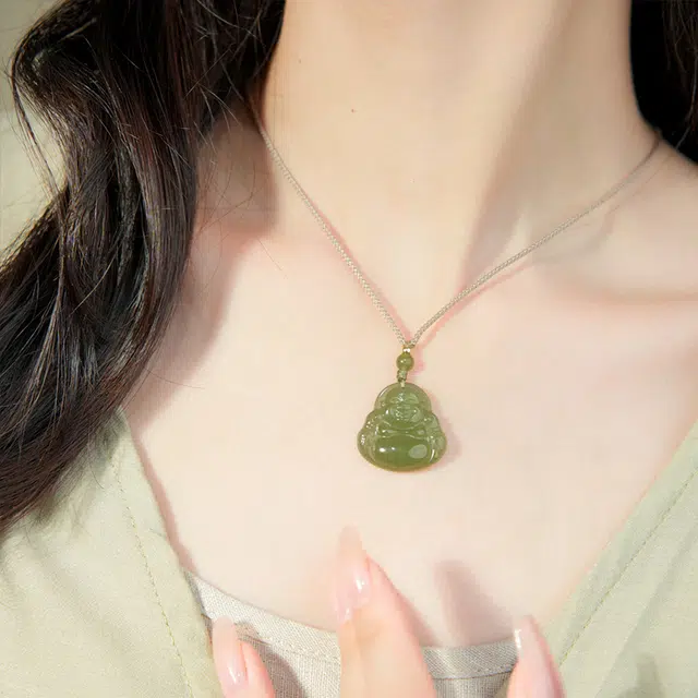 白泽宇宙 【如意吉祥】笑口常开 弥勒佛玉石吊坠 中式小众设计高级感佛公毛衣链 财运亨通平安喜乐 #好运 和田玉项链 青白玉 女款