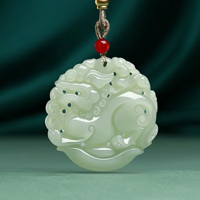 白泽宇宙 【八方来财】脚踏元宝貔貅 新中式古风落地元宝双面精雕皮丘玉佩 财运亨通   #好运 和田玉项链 青白玉 男款