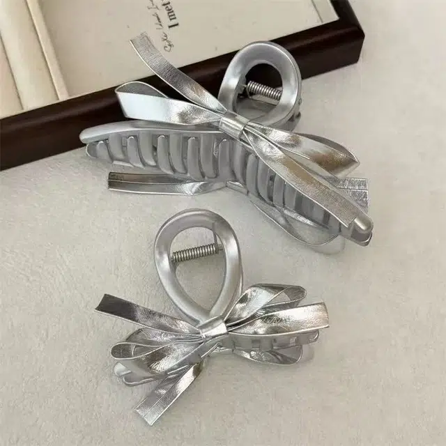 希铃 高级感气质 银色皮质蝴蝶结 亚克力 发夹 女款