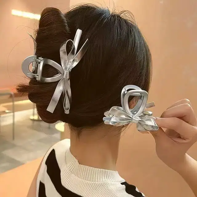 希铃 高级感气质 银色皮质蝴蝶结 亚克力 发夹 女款