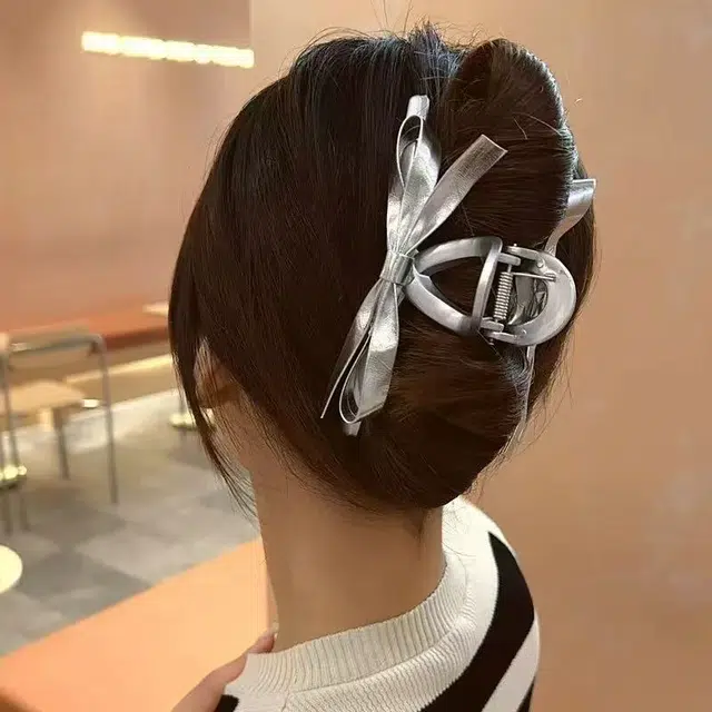 希铃 高级感气质 银色皮质蝴蝶结 亚克力 发夹 女款