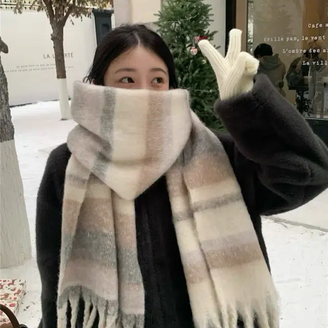 MINISO Gradient Tassel Scarf