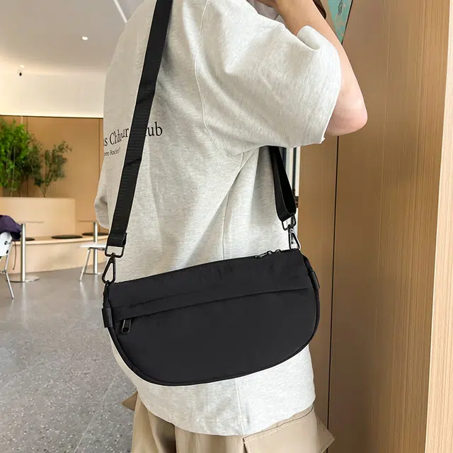 小猪班纳 休闲小众斜挎高级感饺子包 尼龙 单肩包 男女同款情侣款 多色