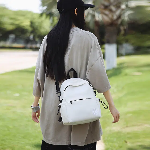 小猪班纳 时尚百搭小巧多用潮流高级感 尼龙 双肩包 常规 男女同款情侣款 多色