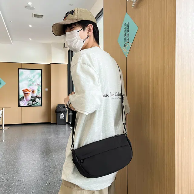 小猪班纳 休闲小众斜挎高级感饺子包 尼龙 单肩包 男女同款情侣款 多色