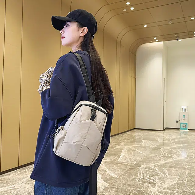 小猪班纳 旅行韩版轻便通勤百搭小背包 尼龙布 单肩斜挎双肩包 男女同款情侣款 多色