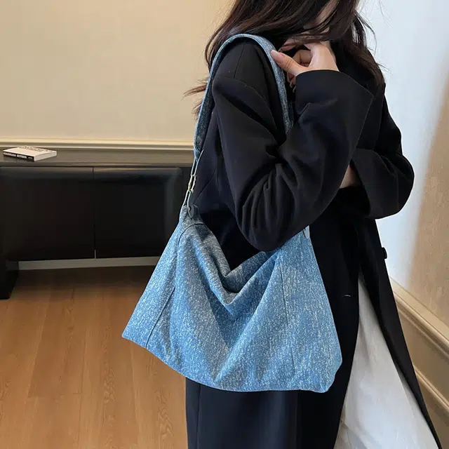 小猪班纳 小众设计时尚简约包包大容量高级感通勤 布拼聚酯纤维 单肩包 女款 浅蓝色/深蓝色