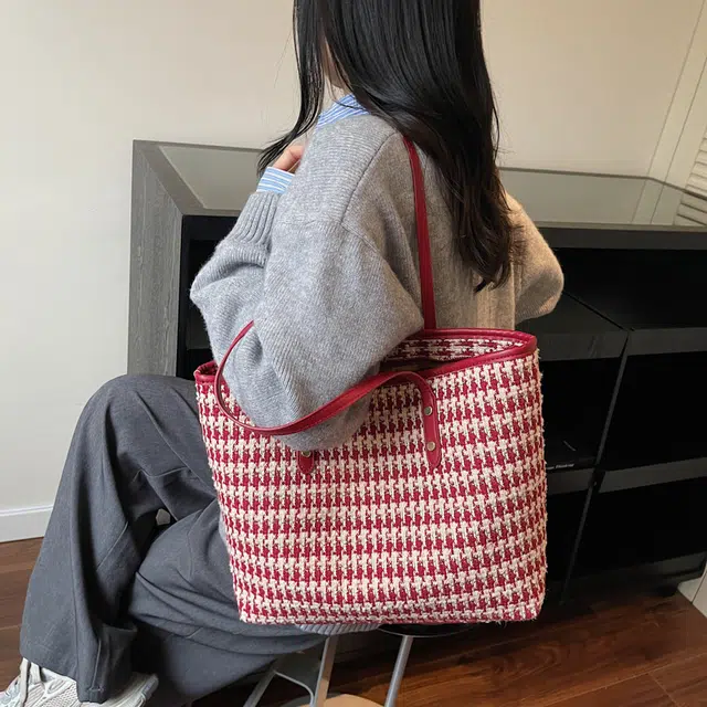 小猪班纳 高级感包包大容量休闲通勤托特包 布 单肩包 常规 女款 千鸟格/酒红色