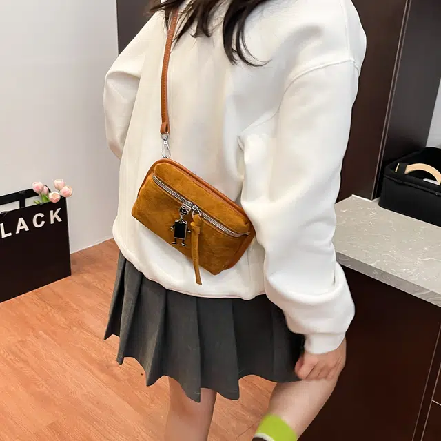 小猪班纳 高级感复古秋冬斜挎百搭洋气 呢绒 单肩包 女款 多色