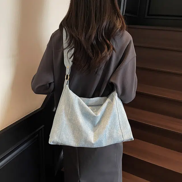 小猪班纳 小众设计时尚简约包包大容量高级感通勤 布拼聚酯纤维 单肩包 女款 浅蓝色/深蓝色