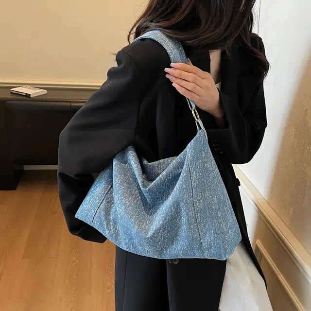 小猪班纳 小众设计时尚简约包包大容量高级感通勤 布拼聚酯纤维 单肩包 女款 浅蓝色/深蓝色