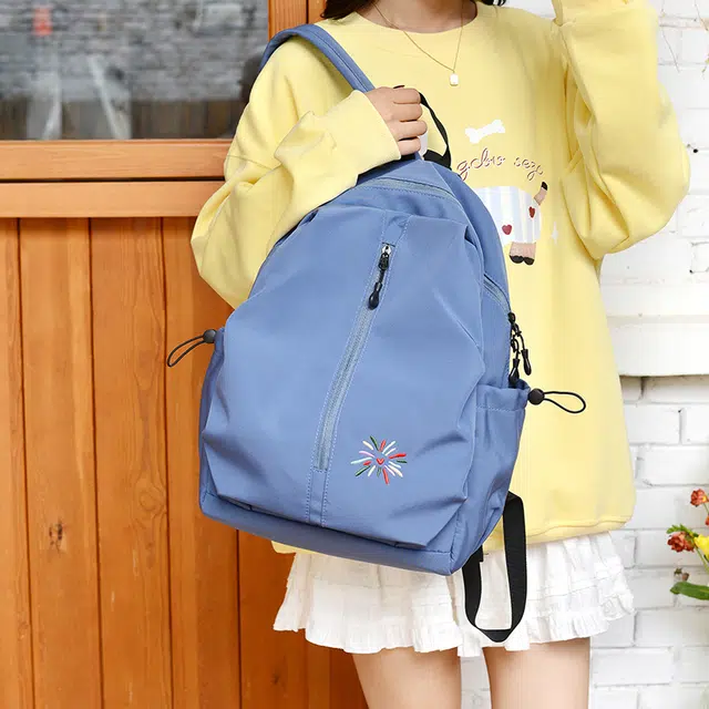 小猪班纳 大学生简约小众设计感郊游背包初中生休闲旅行包 尼龙 双肩包 男女同款情侣款 多色