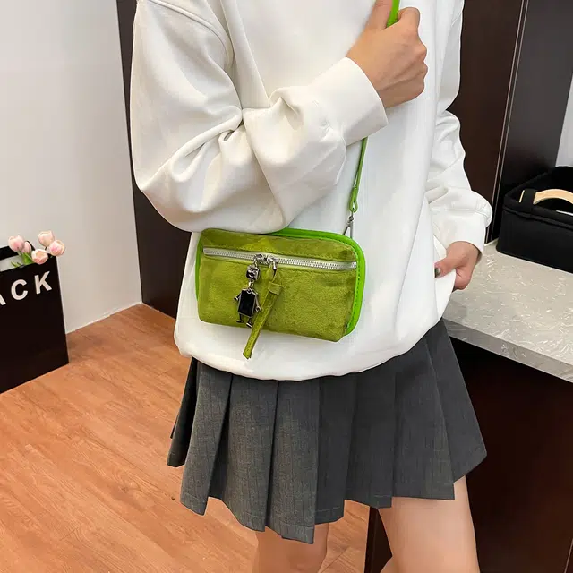 小猪班纳 高级感复古秋冬斜挎百搭洋气 呢绒 单肩包 女款 多色