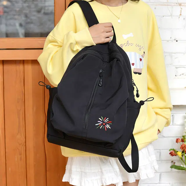 小猪班纳 大学生简约小众设计感郊游背包初中生休闲旅行包 尼龙 双肩包 男女同款情侣款 多色