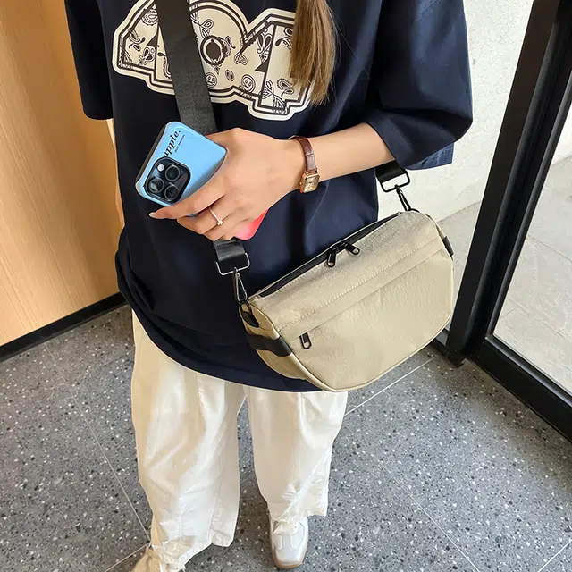 小猪班纳 休闲小众斜挎高级感饺子包 尼龙 单肩包 男女同款情侣款 多色