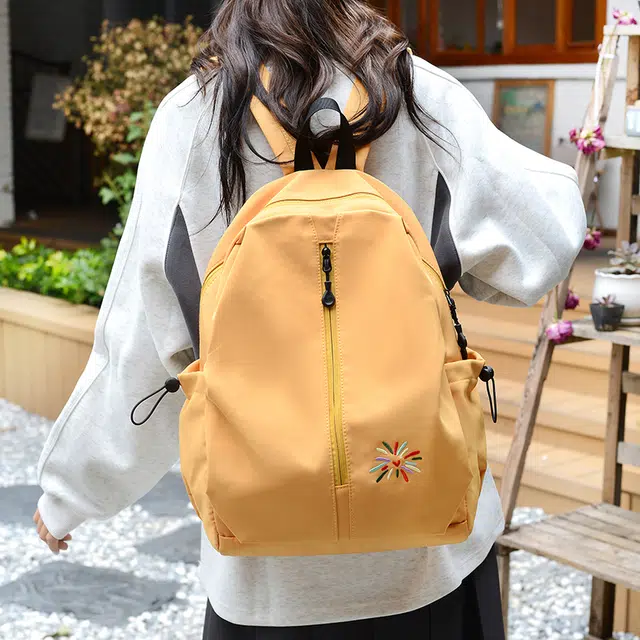 小猪班纳 大学生简约小众设计感郊游背包初中生休闲旅行包 尼龙 双肩包 男女同款情侣款 多色