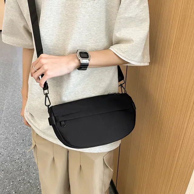 小猪班纳 休闲小众斜挎高级感饺子包 尼龙 单肩包 男女同款情侣款 多色