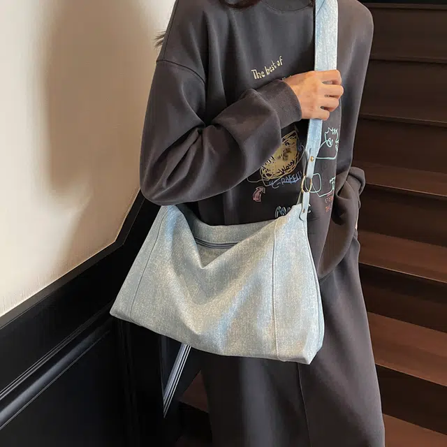 小猪班纳 小众设计时尚简约包包大容量高级感通勤 布拼聚酯纤维 单肩包 女款 浅蓝色/深蓝色