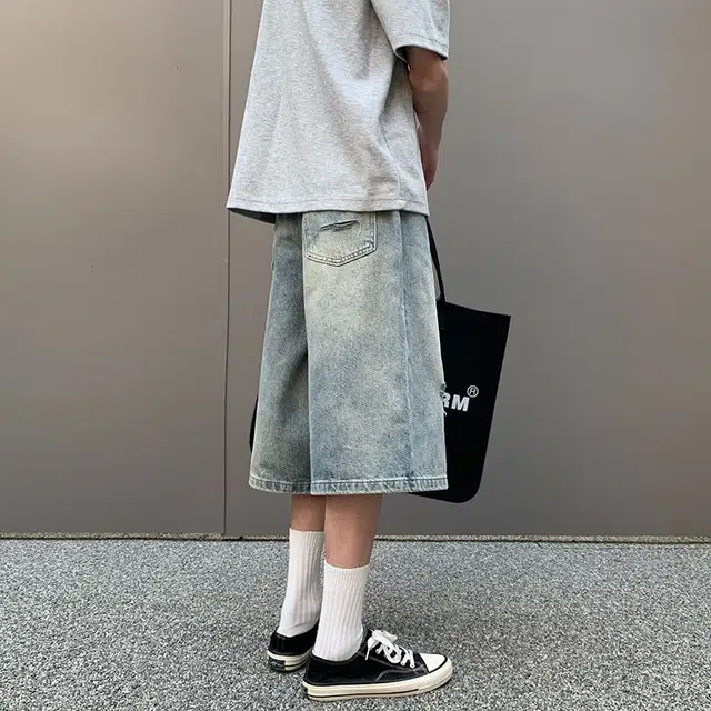 M JEANS STUDIOS 7