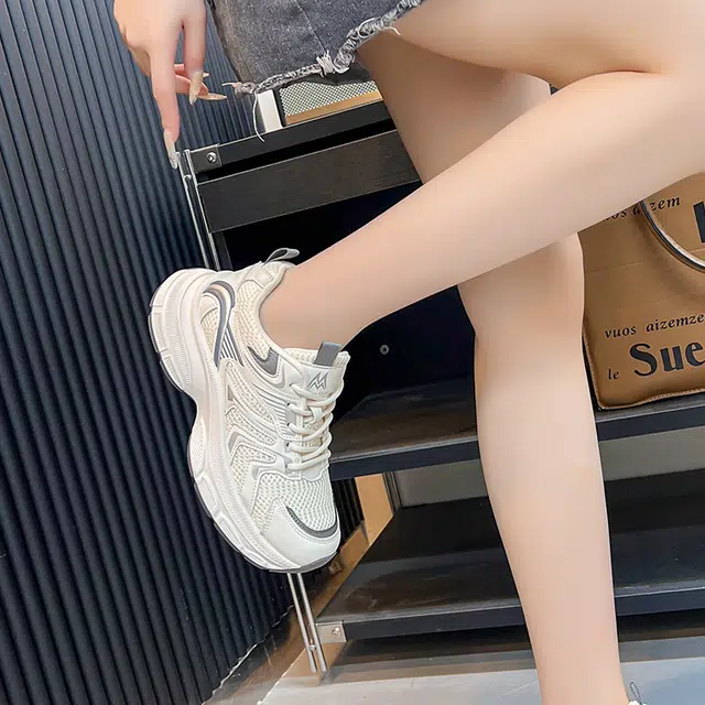 运动舒适简约百搭的秋季厚底女运动鞋 低帮 老爹鞋 女款