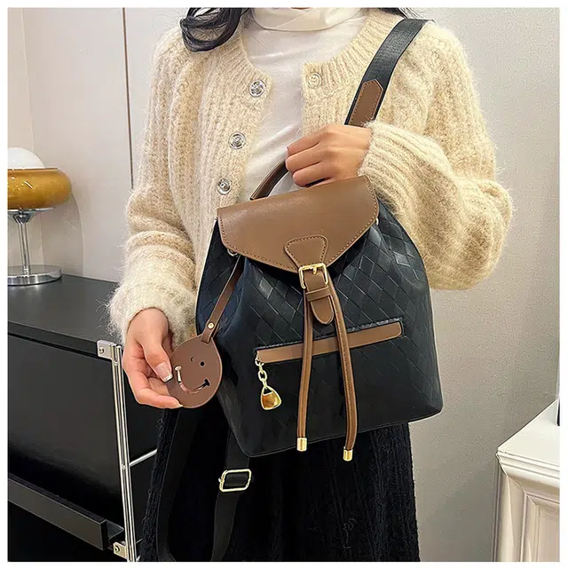 绿野客 包包女休闲轻便 潮流时尚格子包 上班通勤包 出门旅游背包 旅行包 复古撞色质感 涤纶 双肩包 中号 黑色