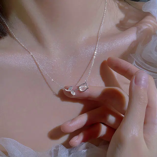 925