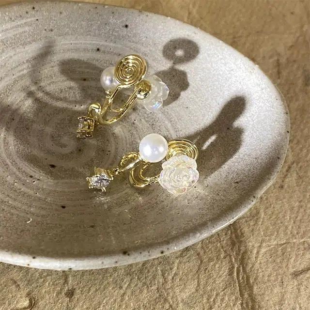 饰之颜 法式清冷山茶花珍珠 夏日小众设计高级感 洋气蚊香盘耳饰 合金 耳环 女款