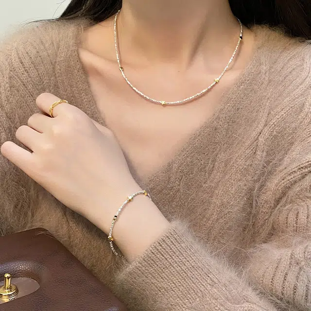 925