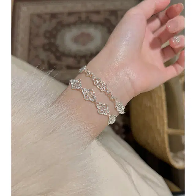925