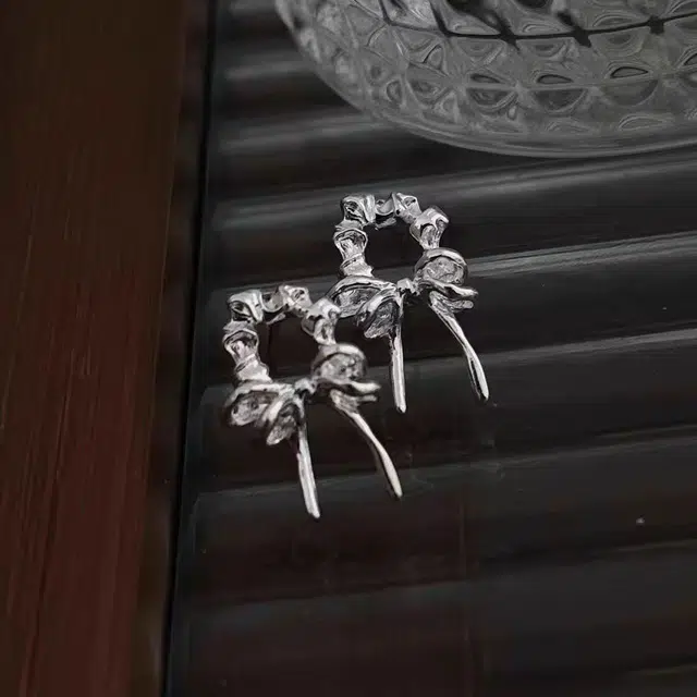 饰之颜 韩系极简银色精致蝴蝶结 小众设计感高级感通勤时尚日常百搭#好运 合金 耳环 女款