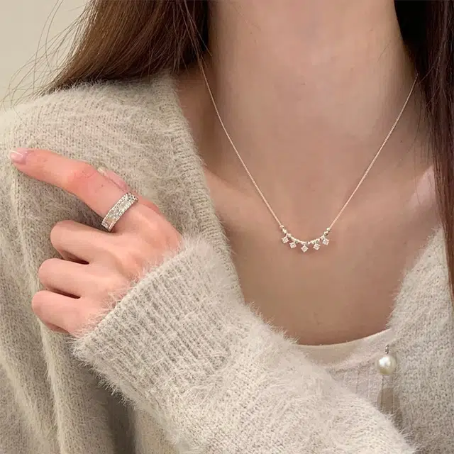 925