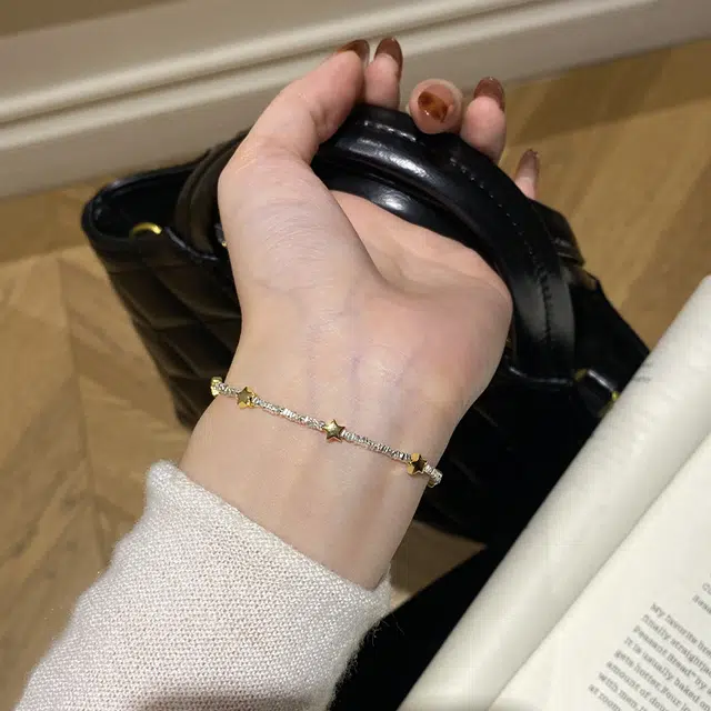 925
