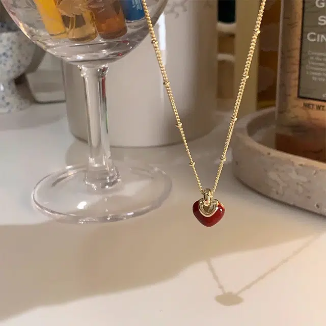 饰之颜 精致小巧复古简约 安可拉红 高级感时尚 气质优雅  小众设计感 爱心配饰品  日常 合金 项链 女款