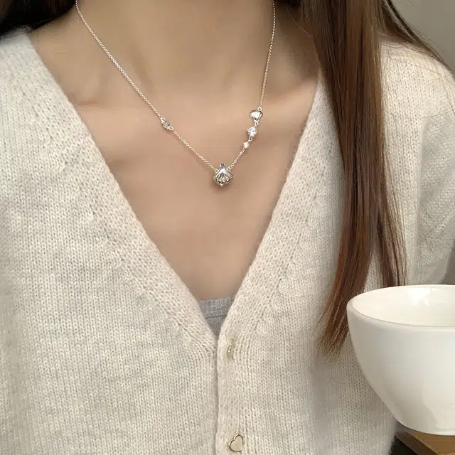 925
